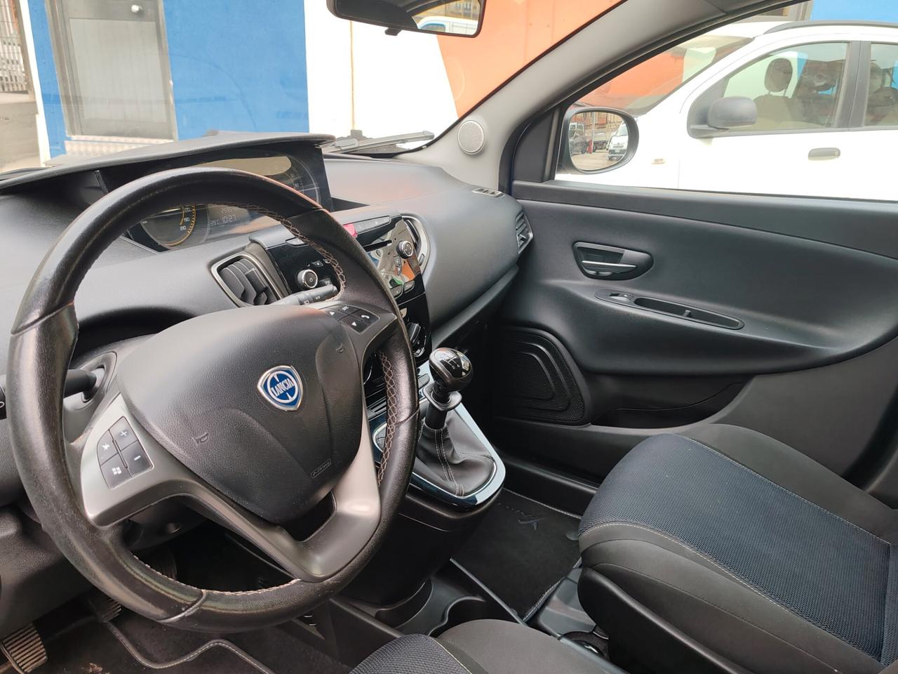 Lancia Ypsilon 1.2 69 CV 5 porte S Momodesign