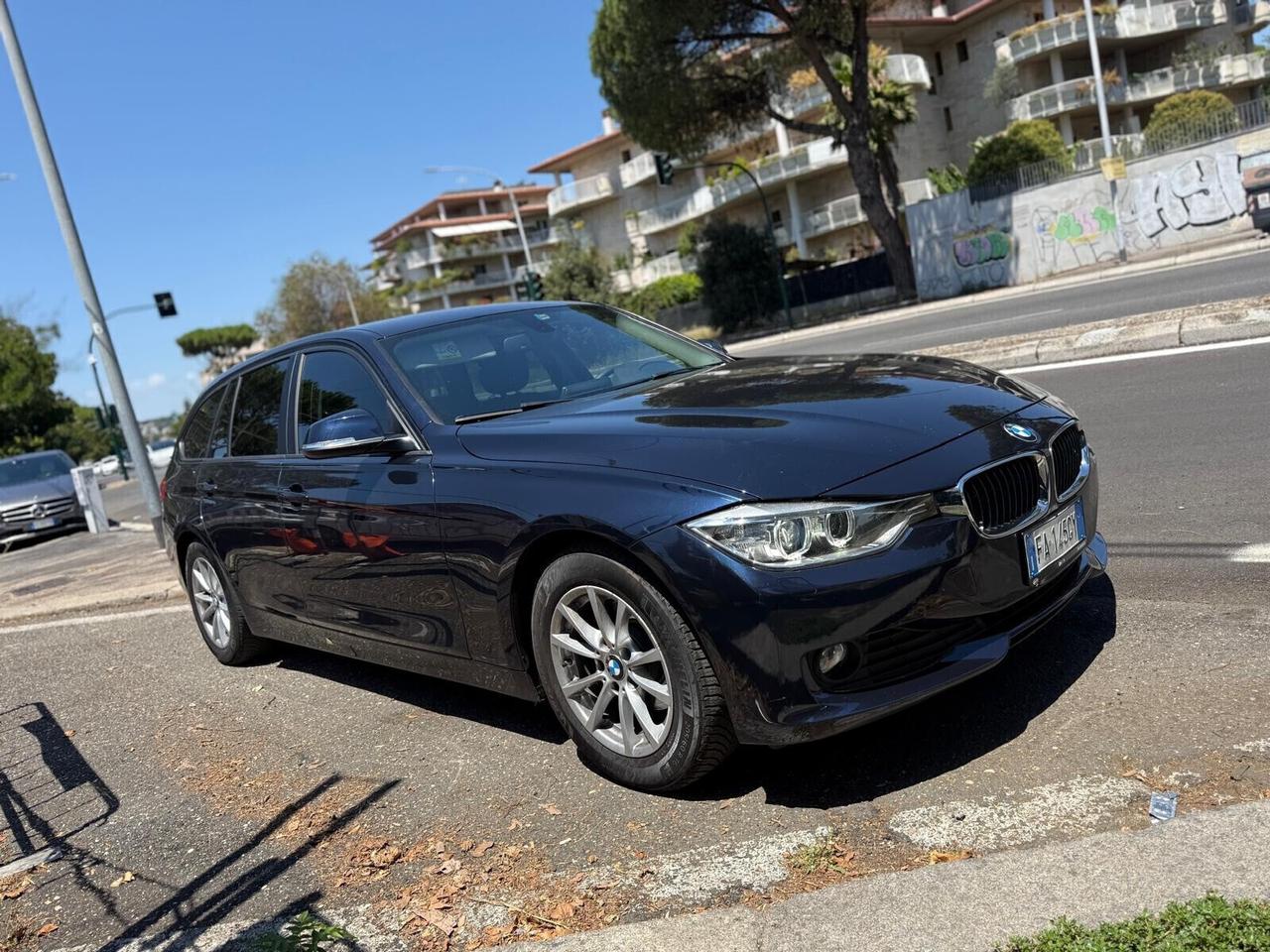 Bmw 318d Touring Business aut. Navi Professional Fari Xeno