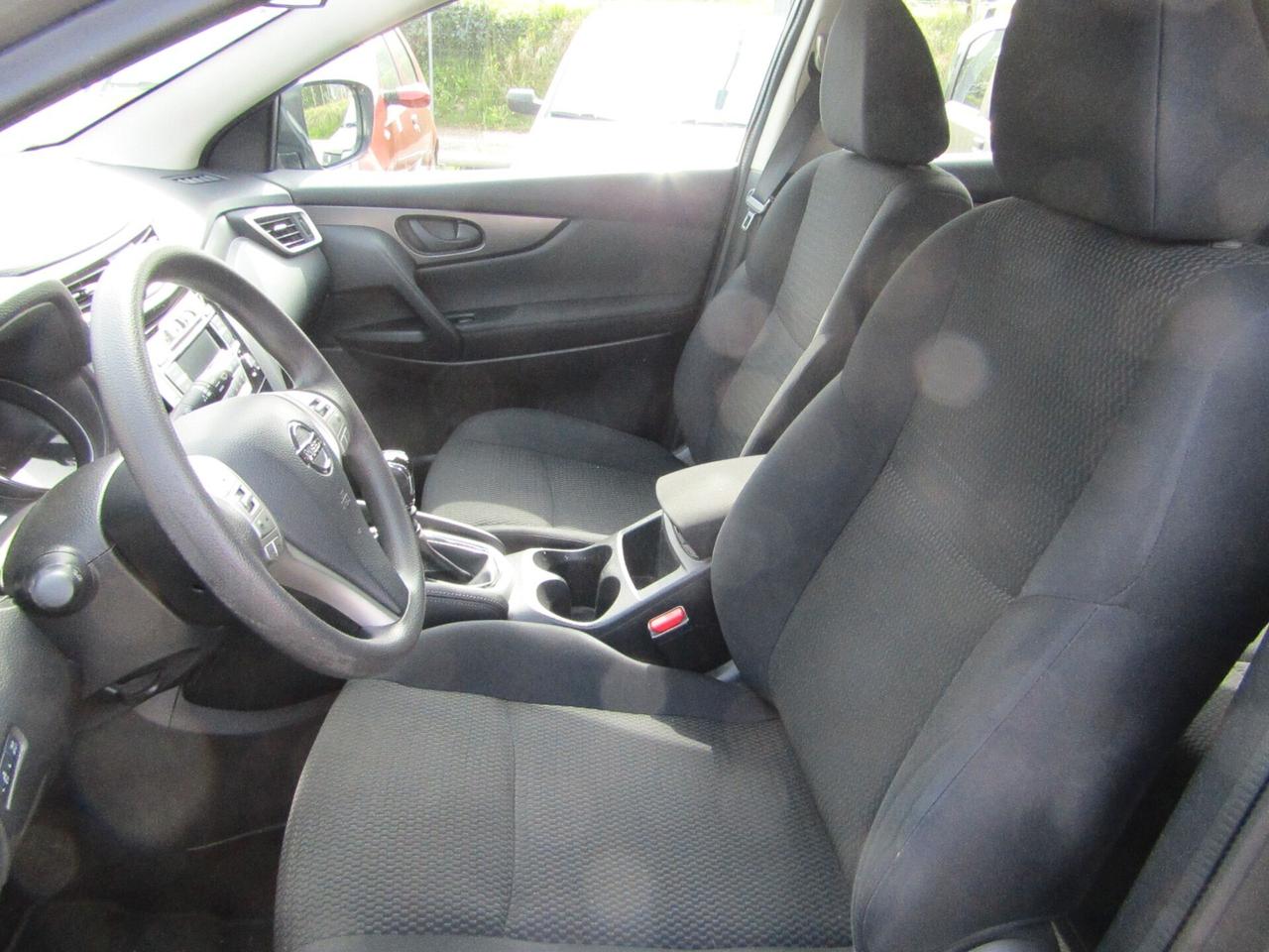 Nissan Qashqai 1.2 DIG-T Visia pochi km