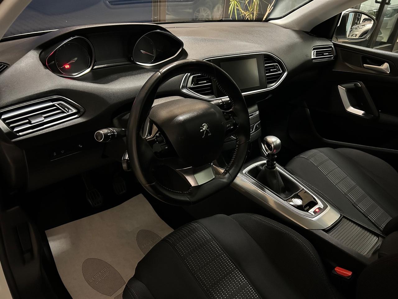 Peugeot 308- 2017 1.2 PureTech Turbo 130 CV 130.000 KM