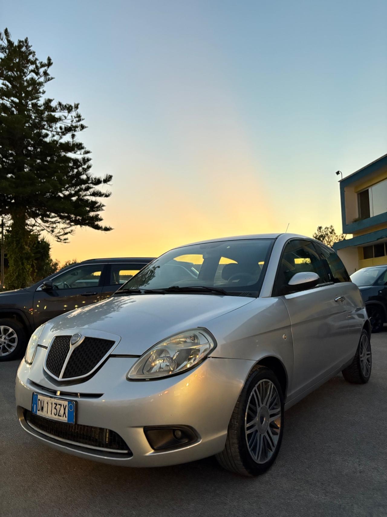 Lancia Ypsilon 1.3 MJT 75 CV Versus