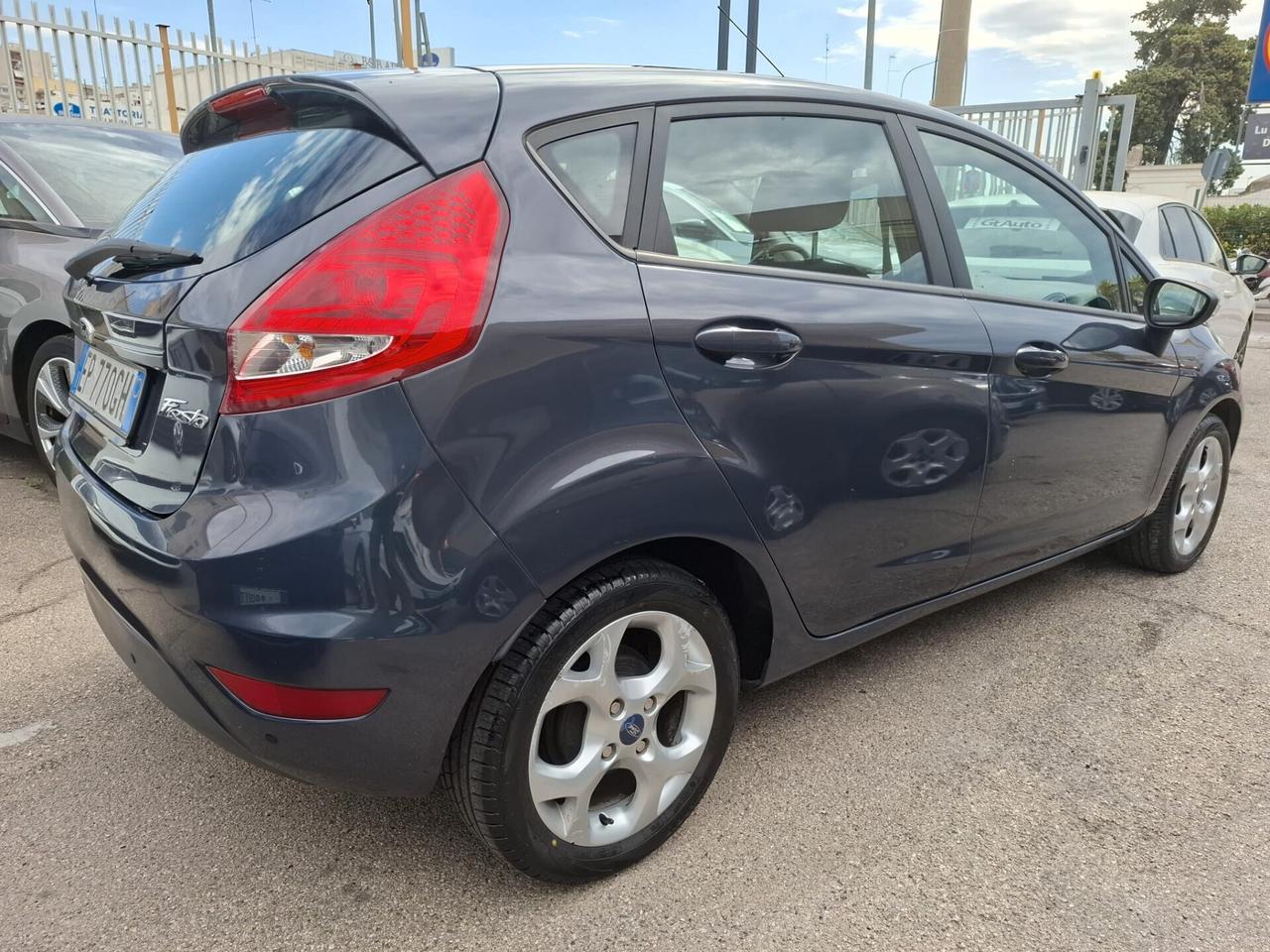 Ford Fiesta TITANIUM 1.4 TDCi 70CV 5 porte