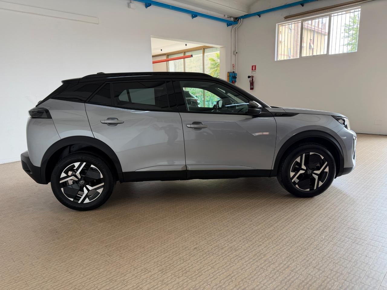 Peugeot 2008 Hybrid 145 e-DCS6 GT KM 9000 2025 Bicolor