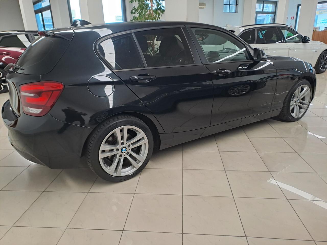 Bmw 116 116d 5p. Unique