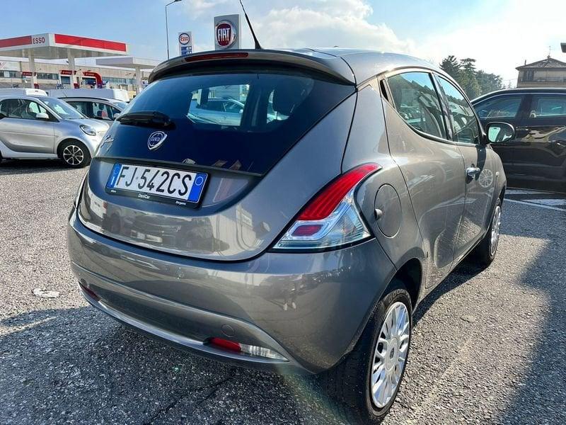 Lancia Ypsilon 0.9 TwinAir 85 CV 5 porte Metano Ecochic Silver