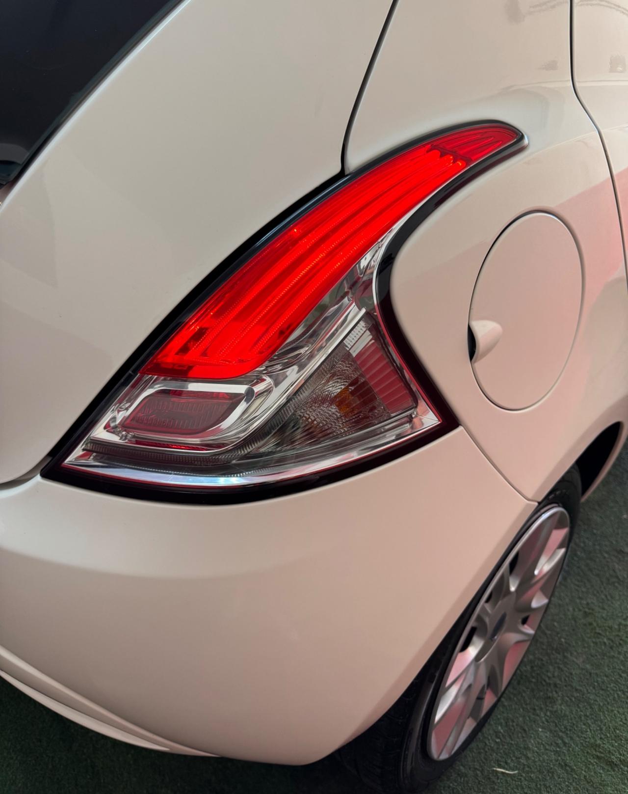Lancia Ypsilon 1.2 69 CV 5 porte GPL Ecochic Silver