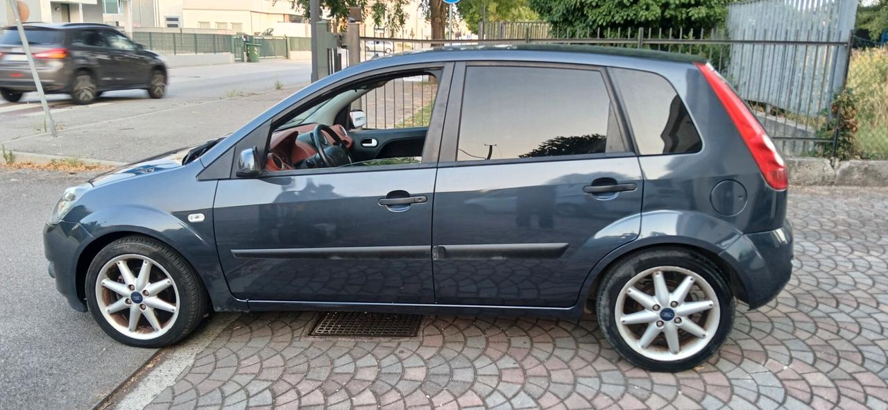 Pochi km diesel neopatentati Ford fiesta