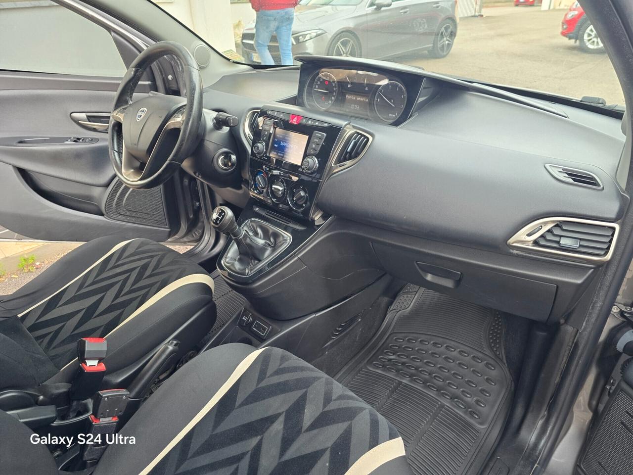 Lancia Ypsilon 1.3 MJT 16V 95 CV 5 porte S&S Silver