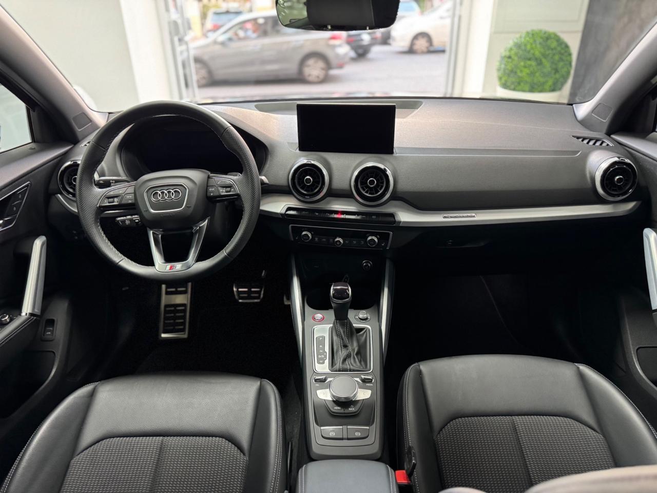 Audi Q2 SQ2 TFSI quattro S tronic sport attitude