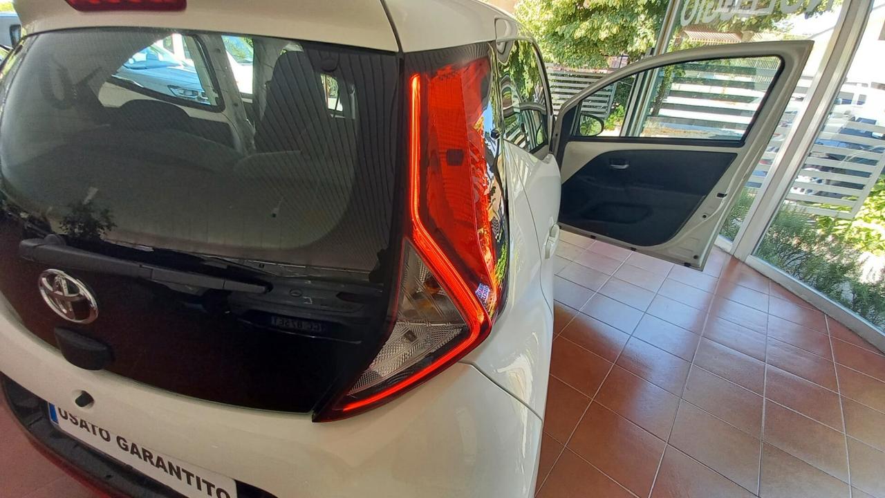 Toyota Aygo Connect 1.0 VVT-i 72 CV 5 porte x-clusiv red style