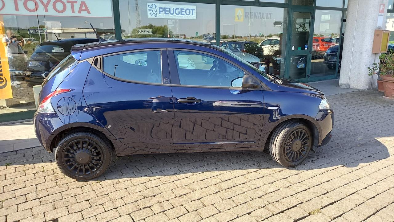 Lancia Ypsilon 1.0 FireFly 5 porte S&S Hybrid Ecochic Silver