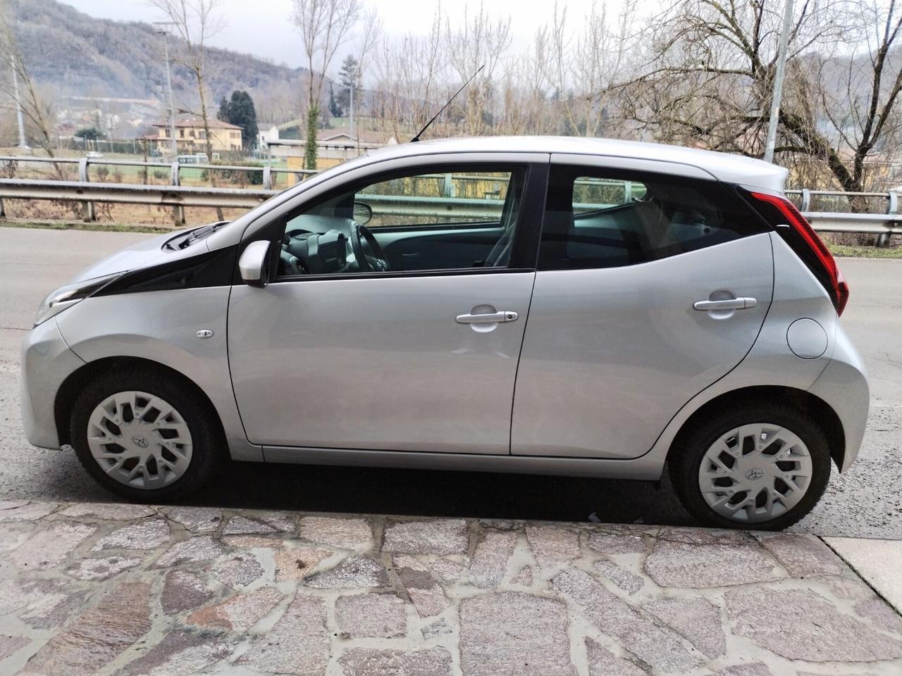 Toyota Aygo Connect 1.0 VVT-i 72 CV 5 porte x-clusiv