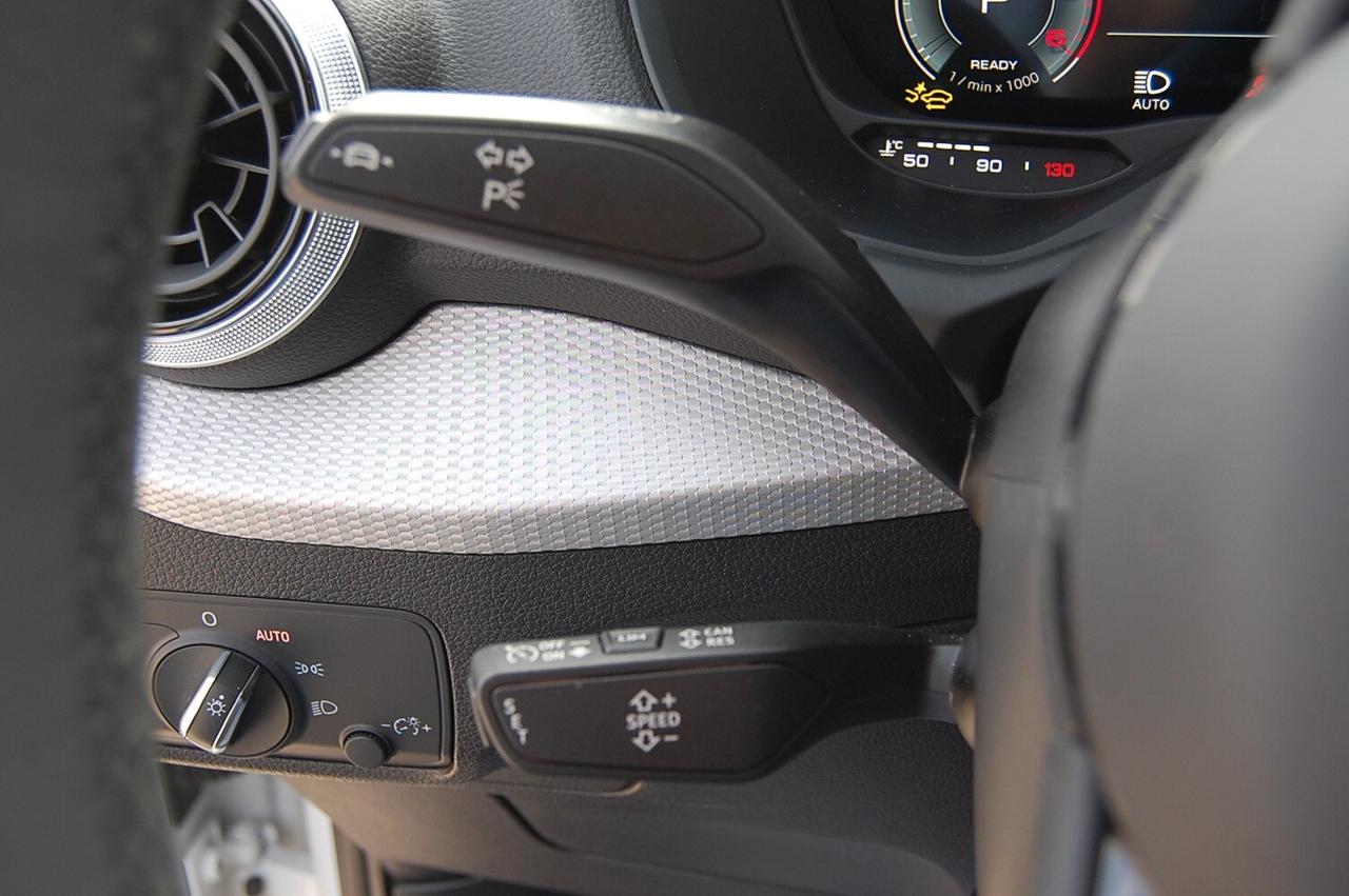 Audi Q2 35 TDI S tronic Identity Black