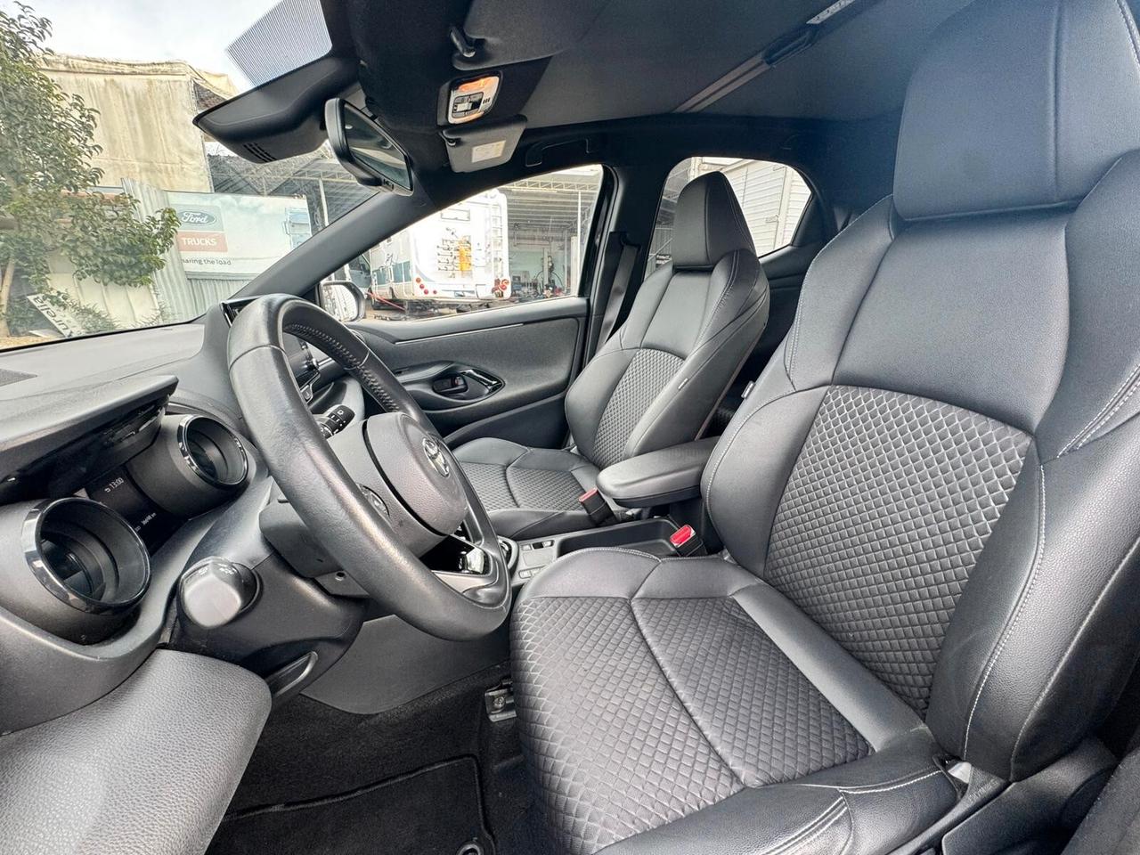 Toyota Yaris 1.5 Hybrid 5 porte Lounge tetto panoramico