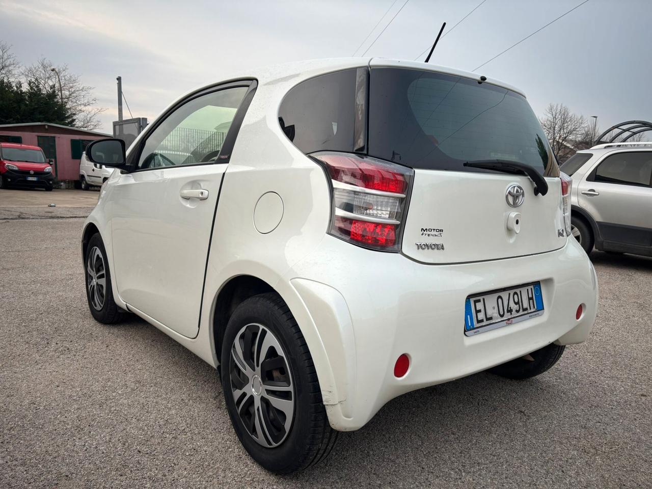 Toyota iQ lounge