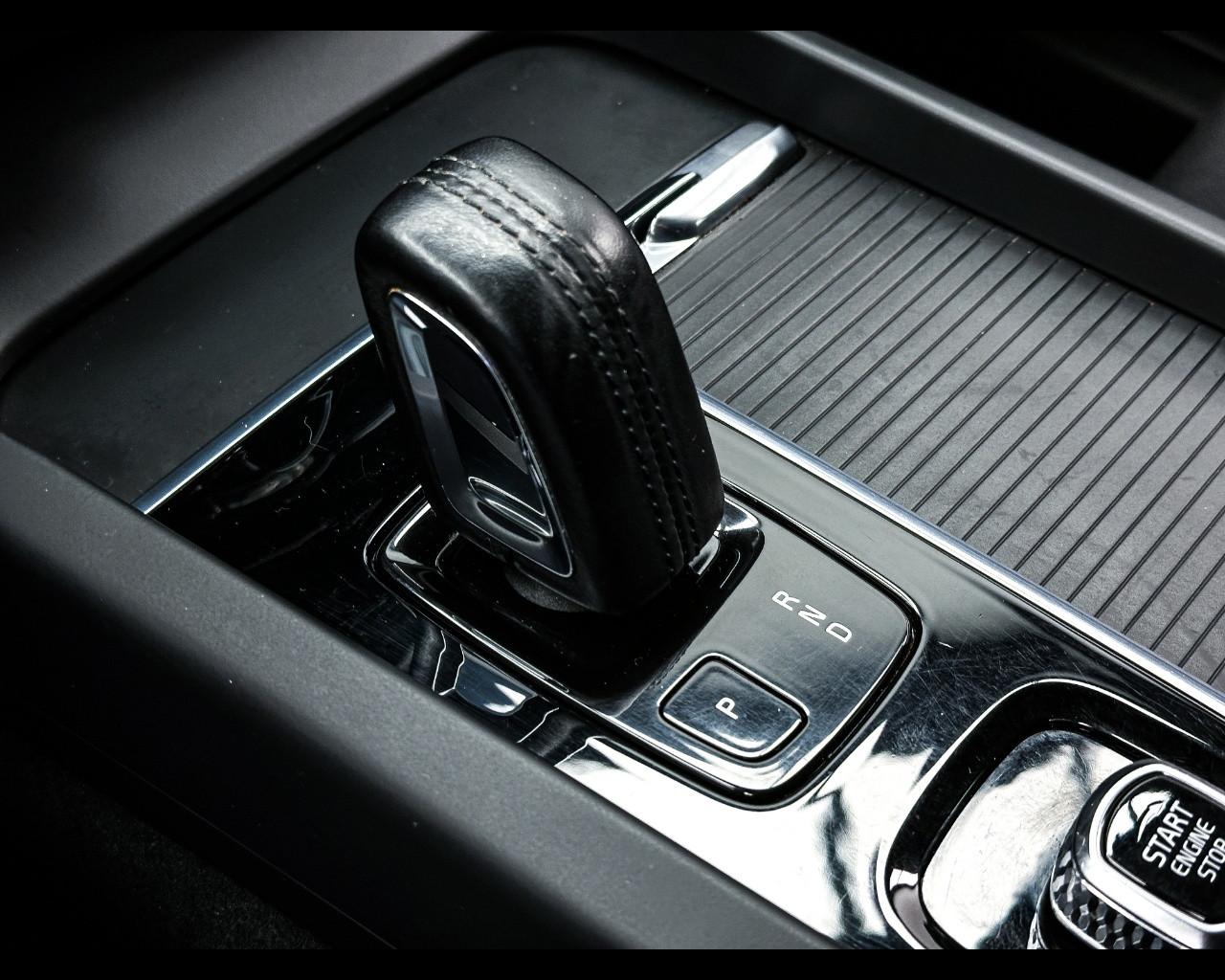 VOLVO XC60 (2017-->) - XC60 T6 Recharge Plug-in Hybrid AWD Inscrip