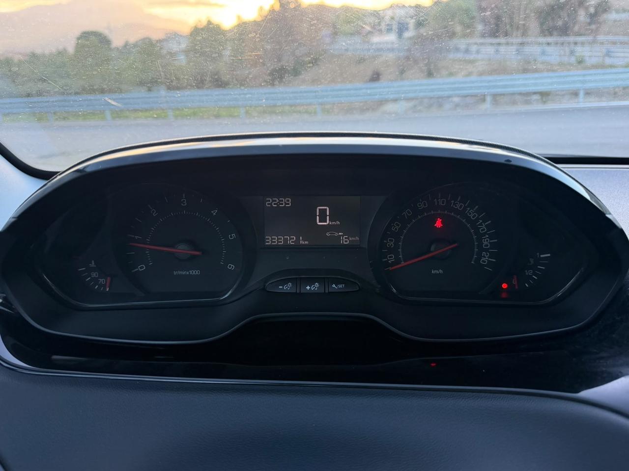 Peugeot 208 autocarro motore sostituito