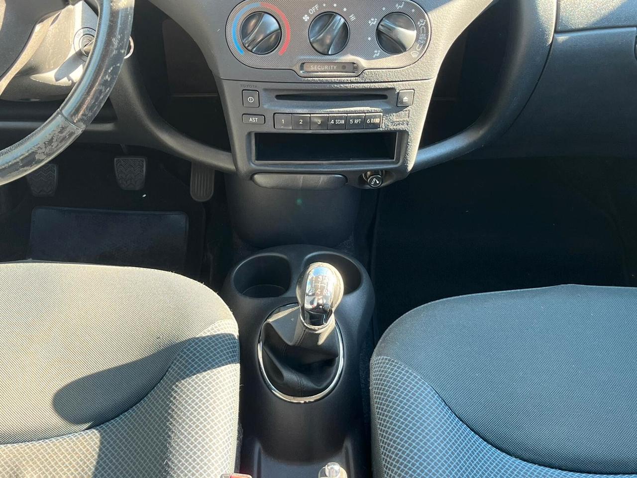 Toyota Yaris 1.0i 16V cat 5 porte Sol