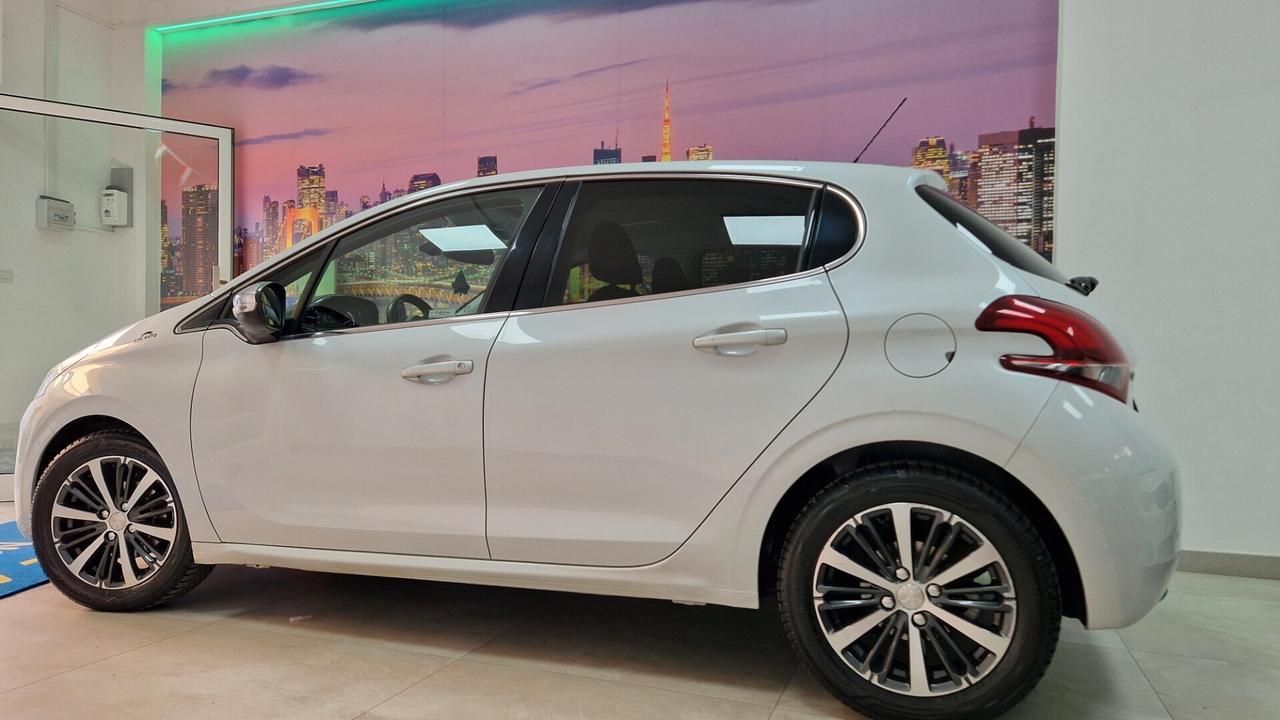 Peugeot 208 tetto panoramico