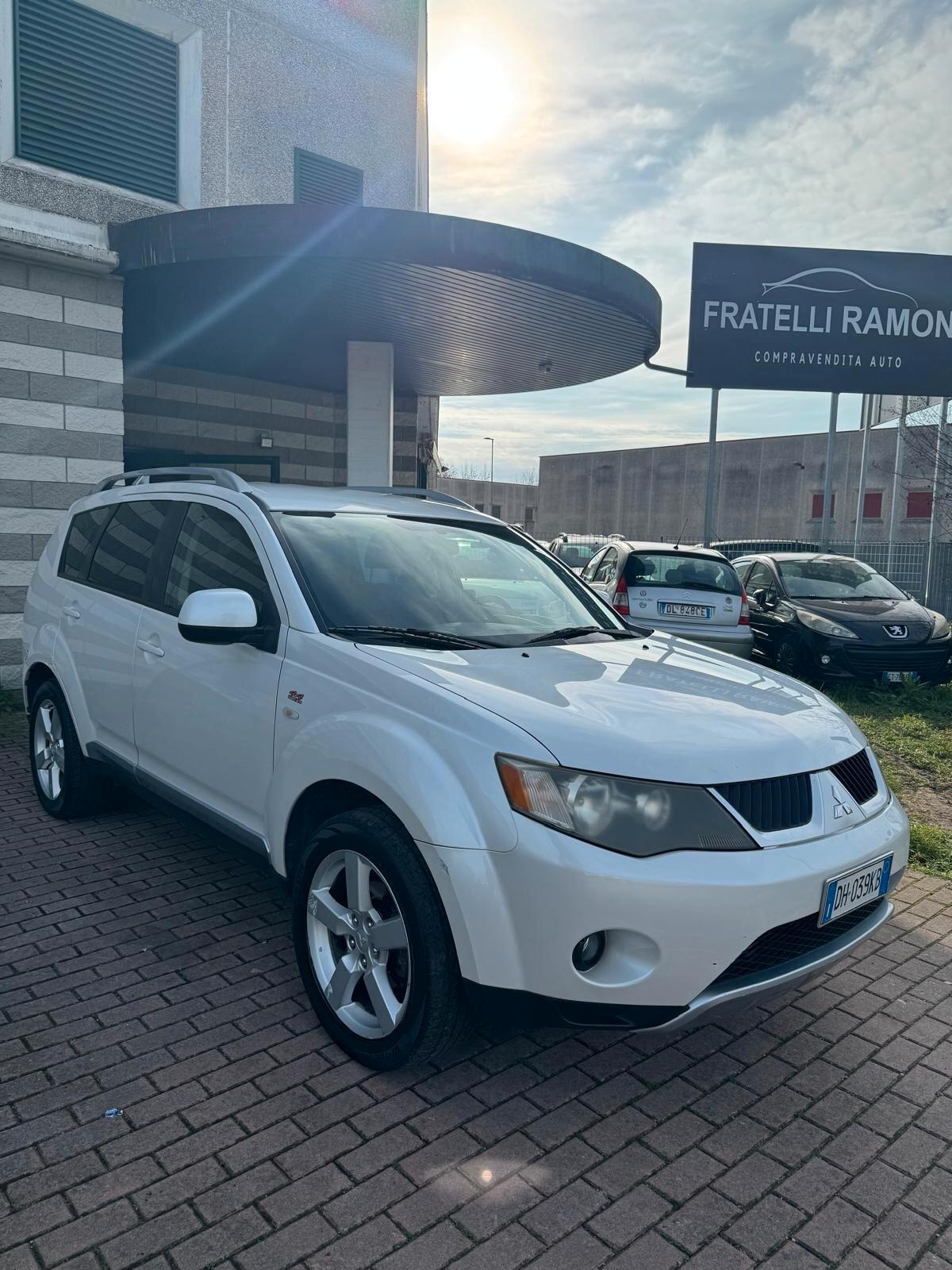 Mitsubishi Outlander 2.0 DI-D Instyle 7 p.ti DPF