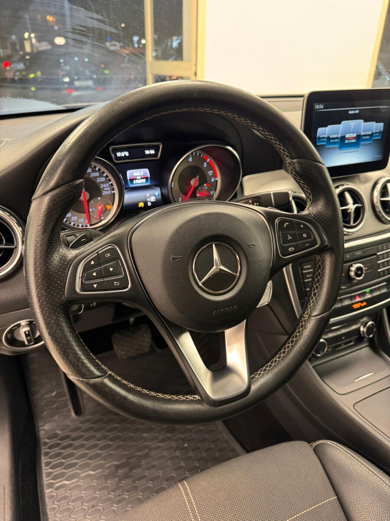 MERCEDES-BENZ GLA 200 D AUTOMATC PREMIUM