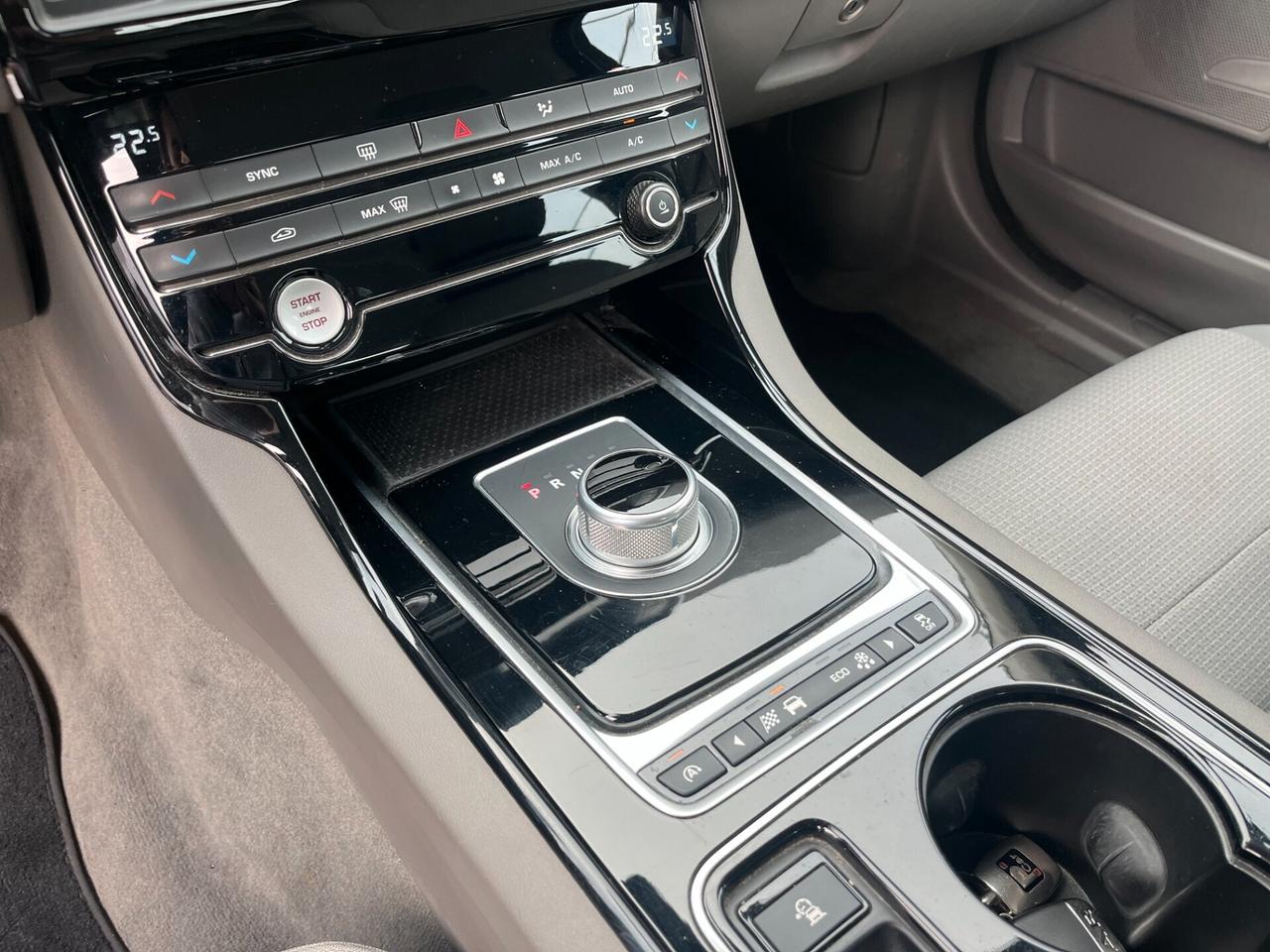 Jaguar XE 2.0 D Turbo 180CV aut. Pure