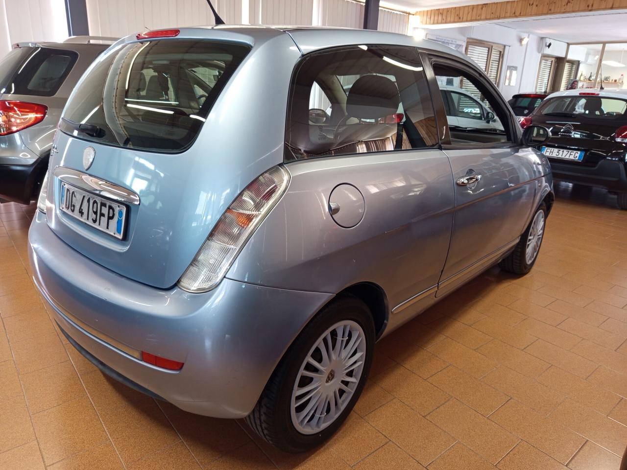 Lancia Ypsilon 1.2 Argento 121 Mila chilometri ok neopatentati