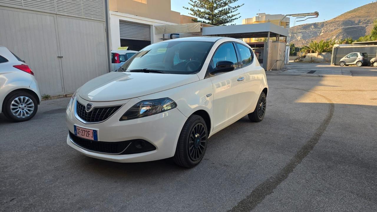 Lancia Ypsilon 1.0 FireFly 5 porte S&S Hybrid Ecochic Silver