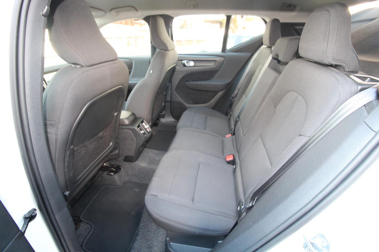 VOLVO XC40 MOMENTUM