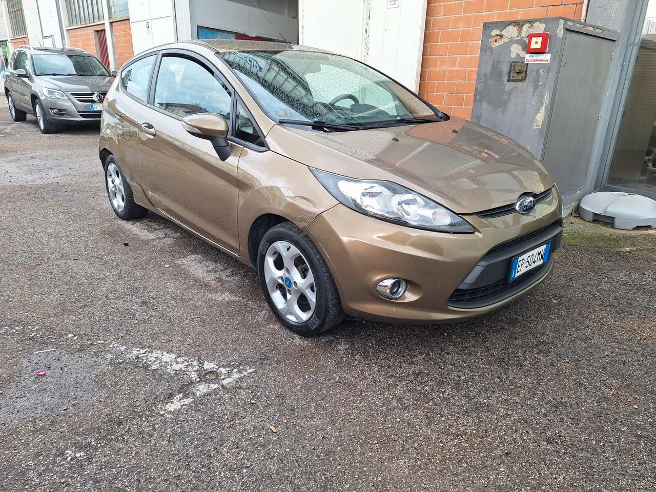 FORD FIESTA 1.2B IMPIANTO METANO NEOPATENTATI €5 CARROZZERIA DA RIVEDERE