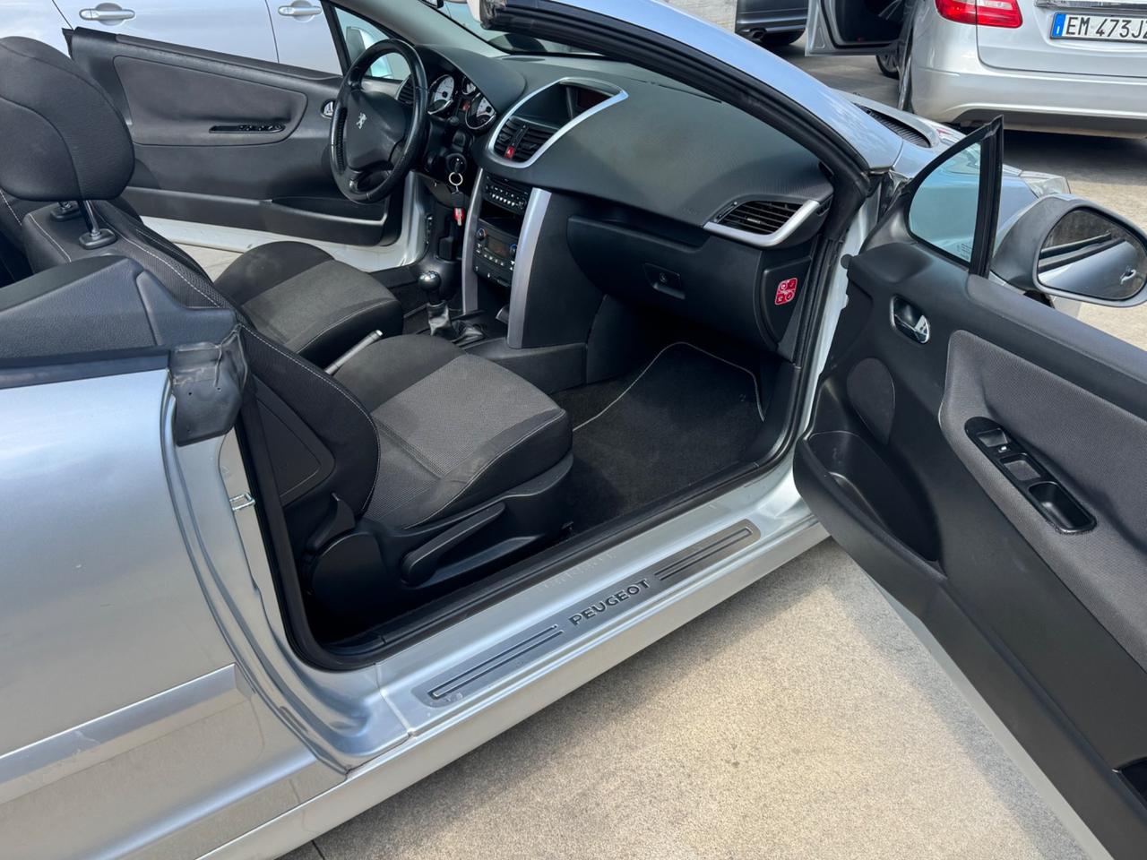 Peugeot 207 1.6 HDi 110CV CC Féline