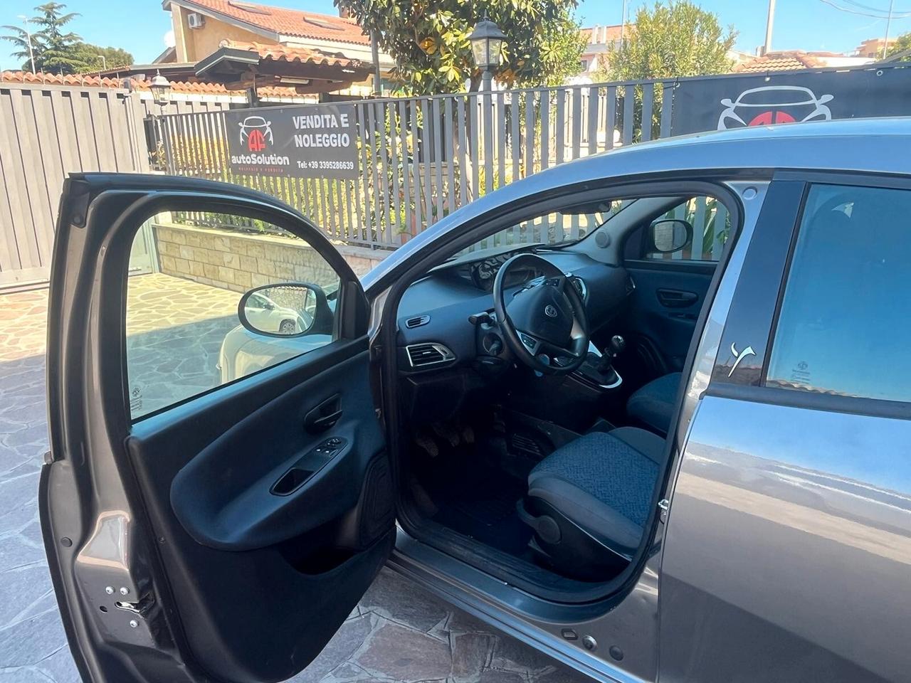 Lancia Ypsilon 1.2 69 CV 5 porte Platinum adatta neopatentati