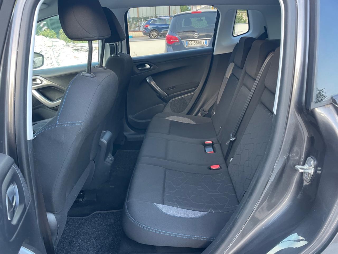 Peugeot 2008 PureTech 82 Style km 37.000 Nuova !
