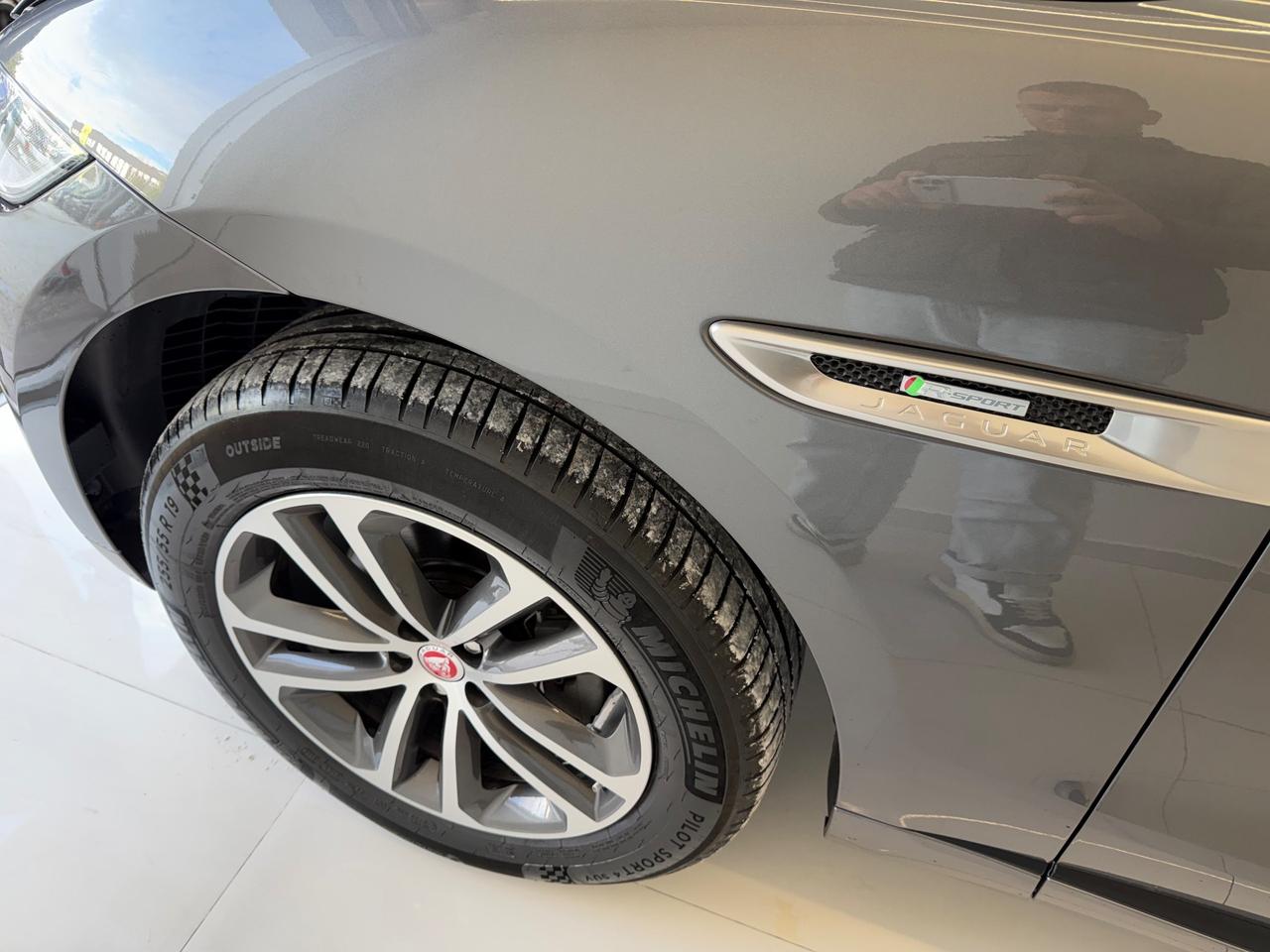 Jaguar F-Pace 2.0d I4 R-Sport awd 240cv automatica iva Esposta