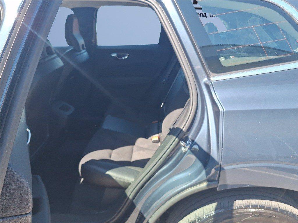 VOLVO XC60 2.0 d4 Momentum auto my20 del 2020