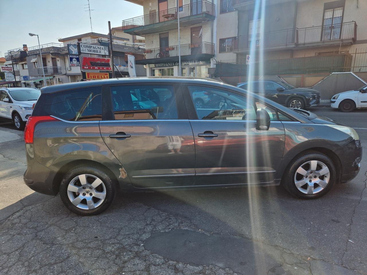 Peugeot 5008 1.6 HDi 110CV cambio robotizzato Tecno