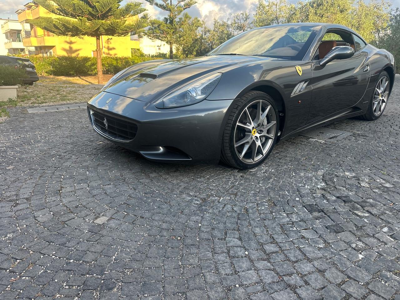 Ferrari California DCT grigio silverstone