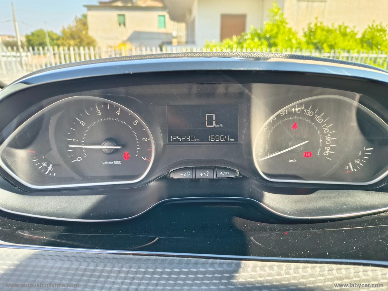 PEUGEOT 208 1.2 82 CV 5p. Allure