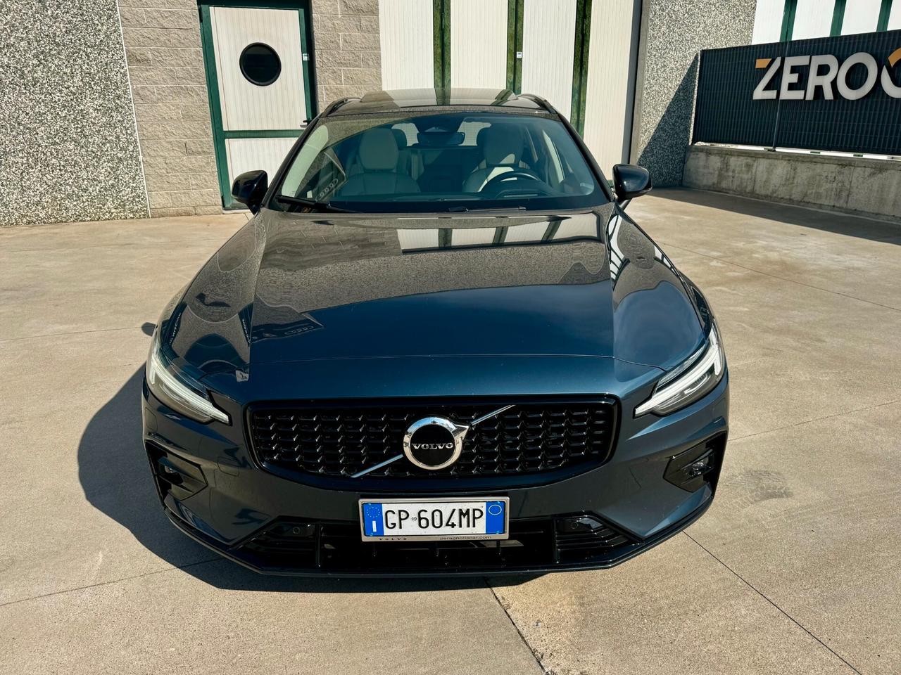 Volvo V60 2.0 B5 Ultimate Dark R Design 4x4 Mild Hybrid