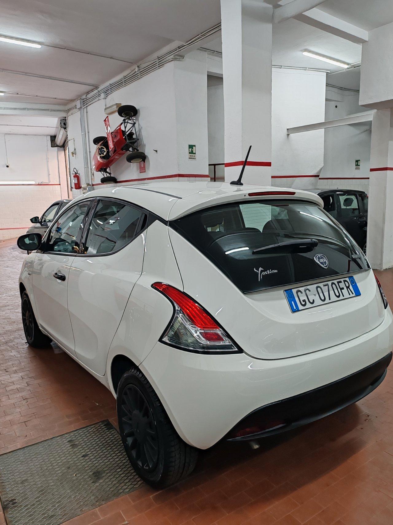 Lancia Ypsilon 1.0 hybrid Silver 5 POSTI