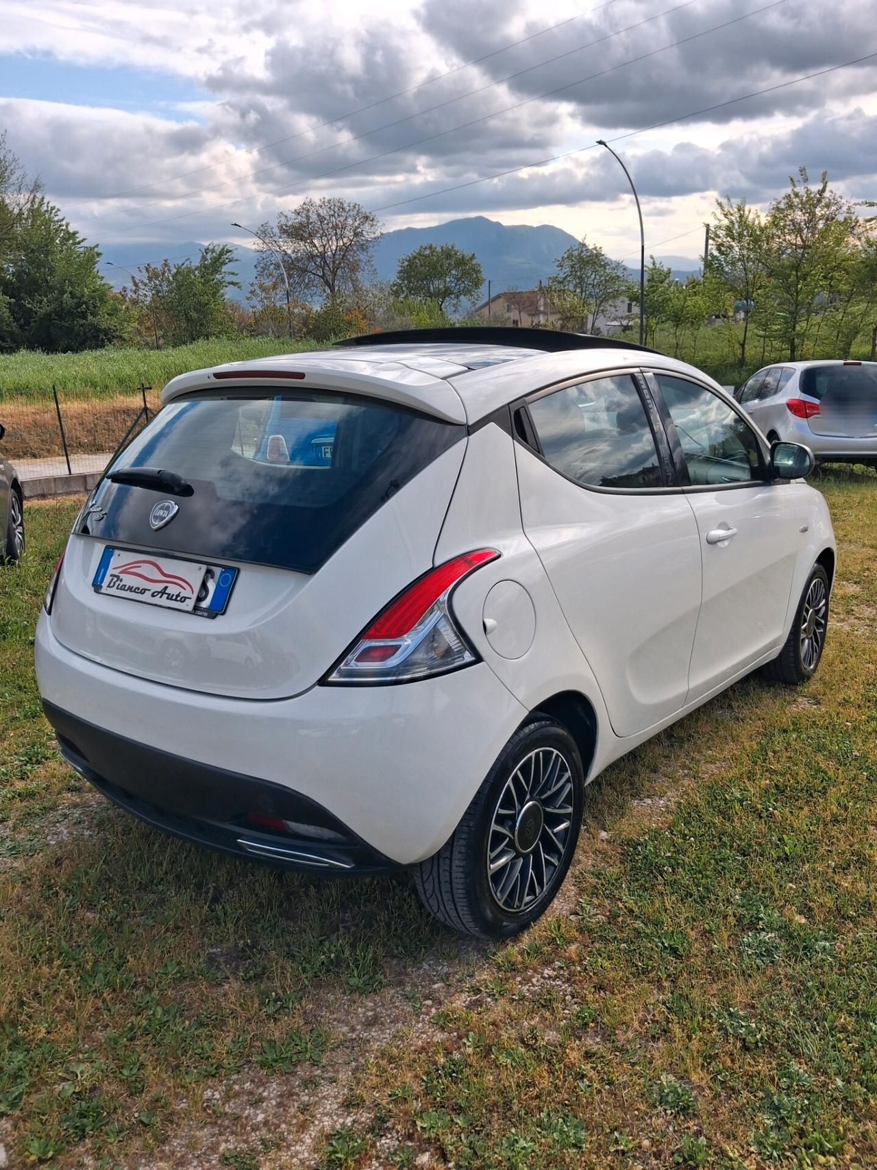Lancia Ypsilon 1.2 69 CV 5porte S Momodesign