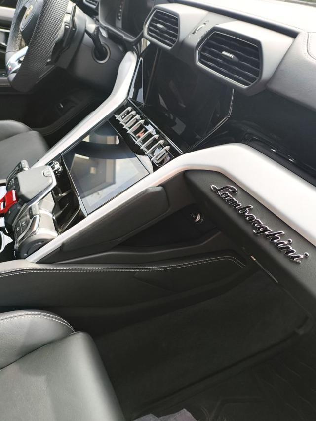 LAMBORGHINI Urus 4.0