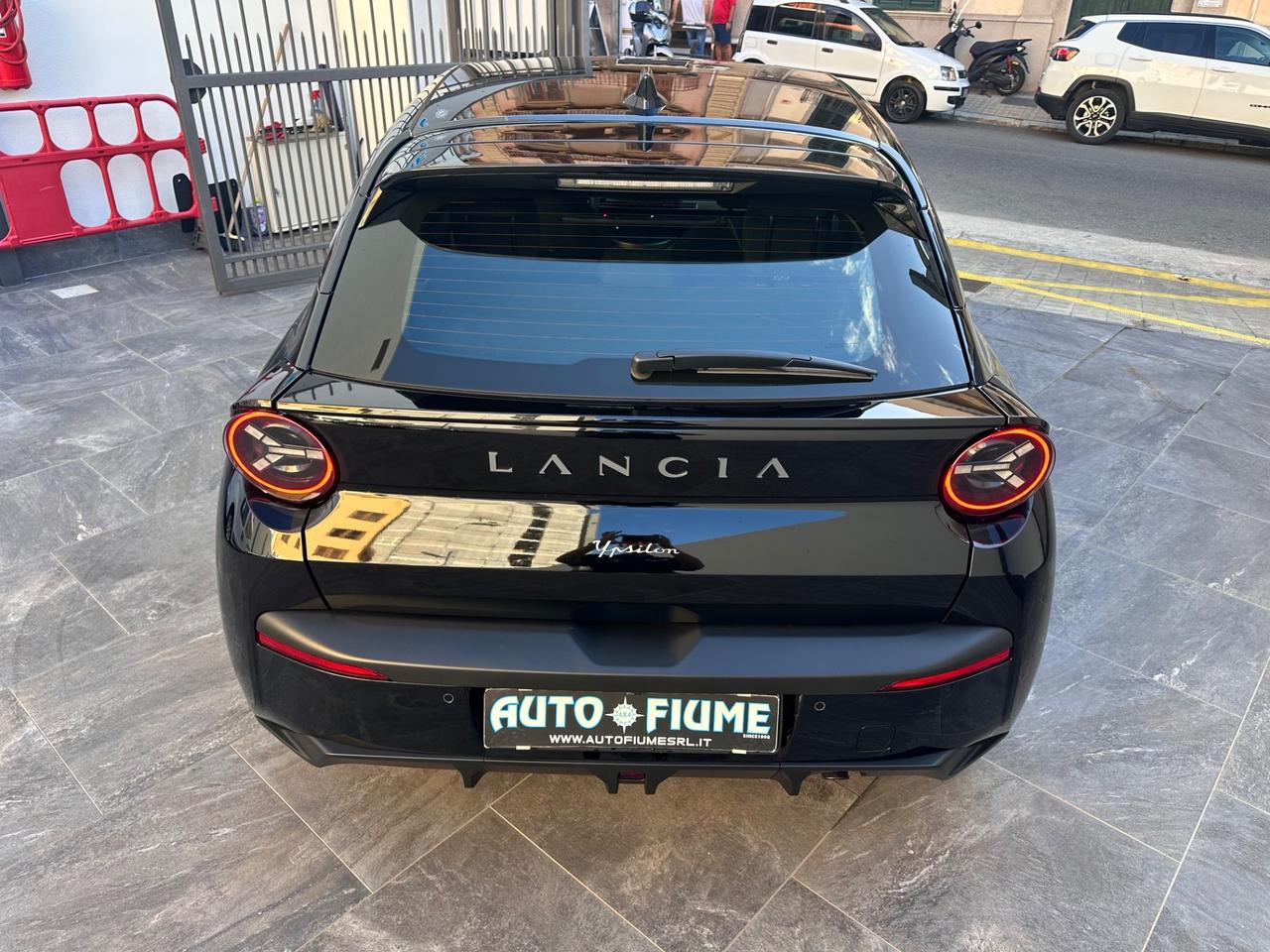 Lancia Ypsilon Hybrid e-DCT Edizione Cassina