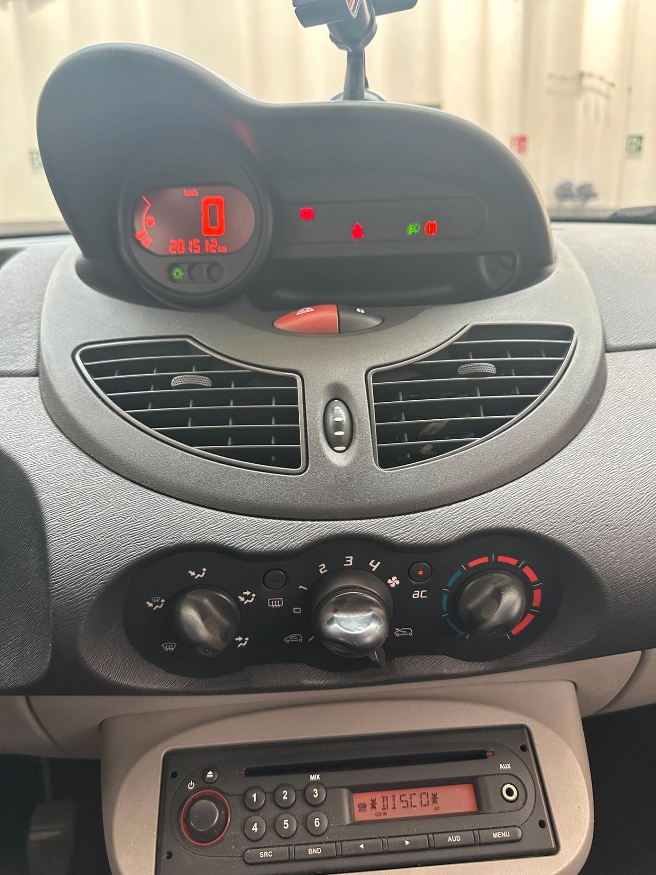 Renault Twingo 1.2 Benz, Euro 4, guidabile da neopat, buoni condi