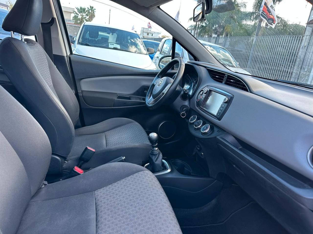 Toyota Yaris 1.3 5 porte Lounge-03/2015