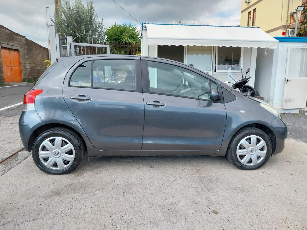 TOYOTA YARIS 1.0 BENZINA 110.000 KM UNICOPROPRIETA