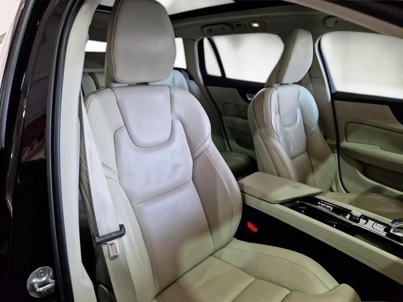 VOLVO V60 CROSS COUNTRY B4 D AWD AUTOM. ULTIMATE 5 PORTE STATION WAGON