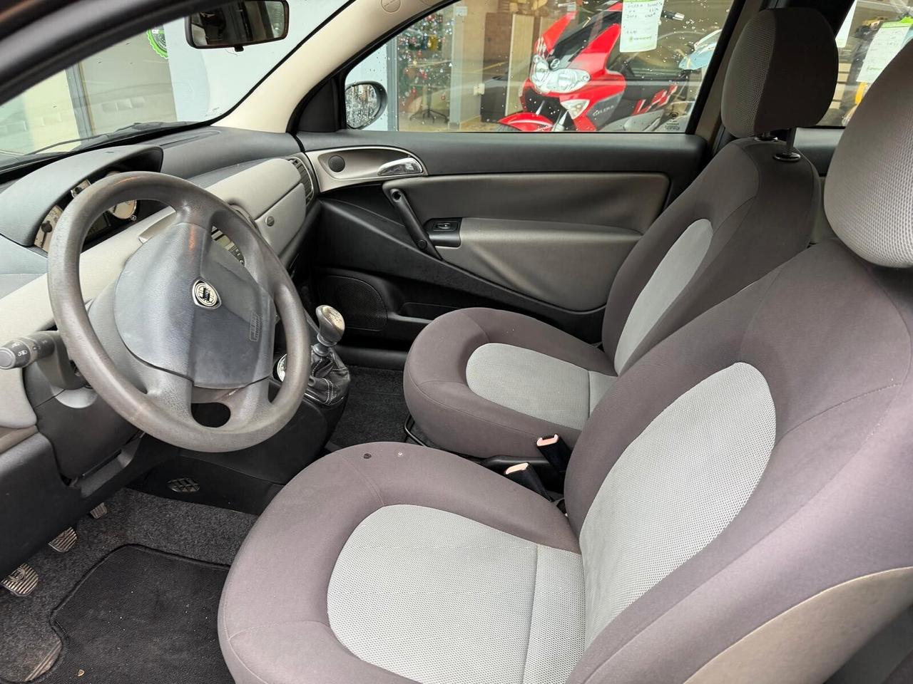 Lancia Ypsilon 1.2 benzina, b-color