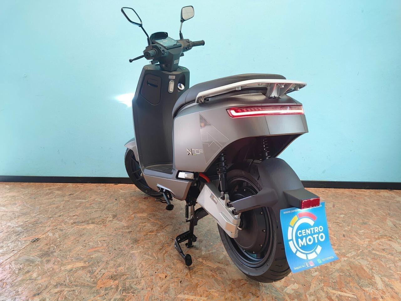Nmoto NCF S : l'e-scooter che ti porta anche in autostrada