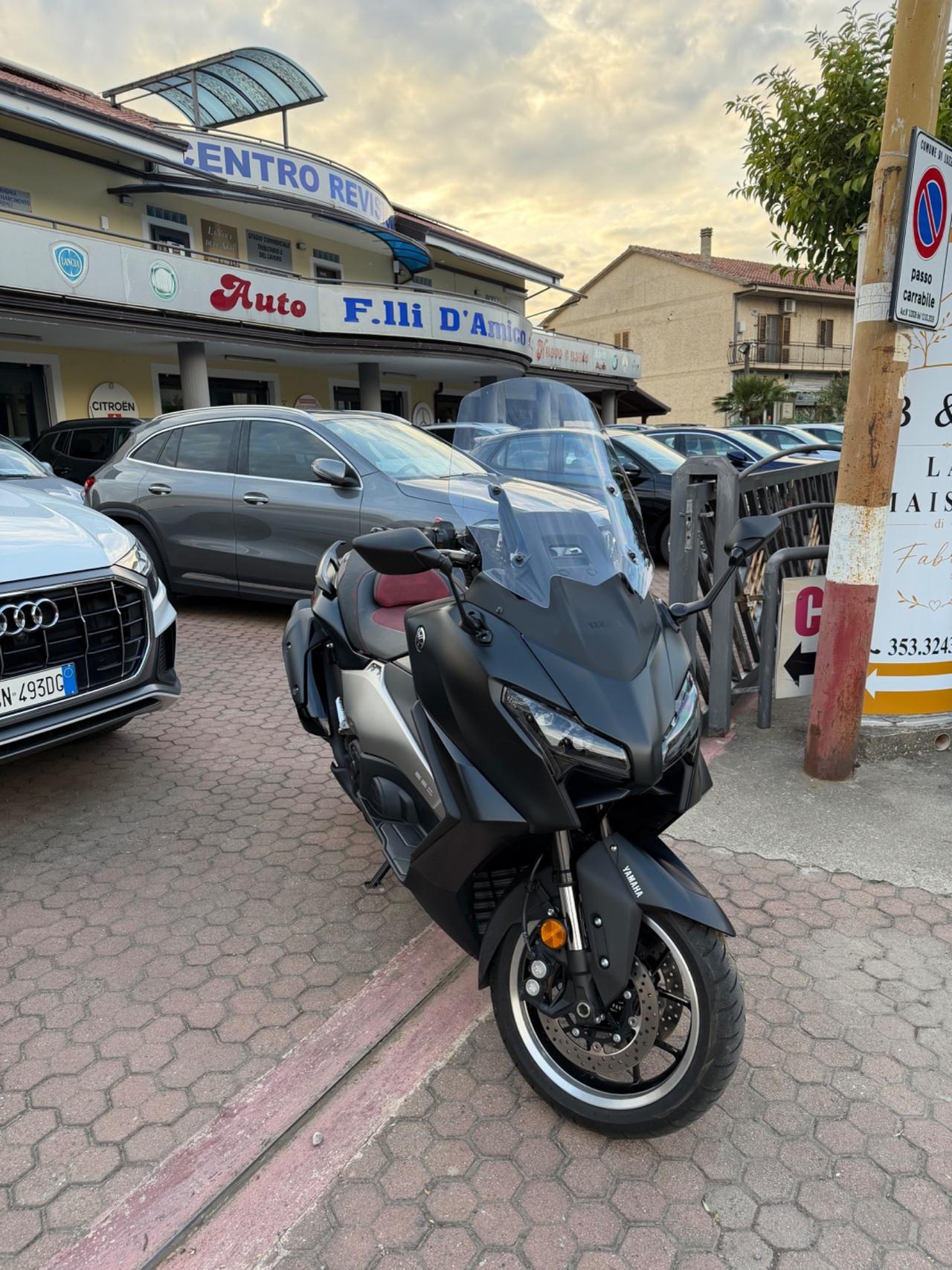 Yamaha TMAX 560 BLACK MAX